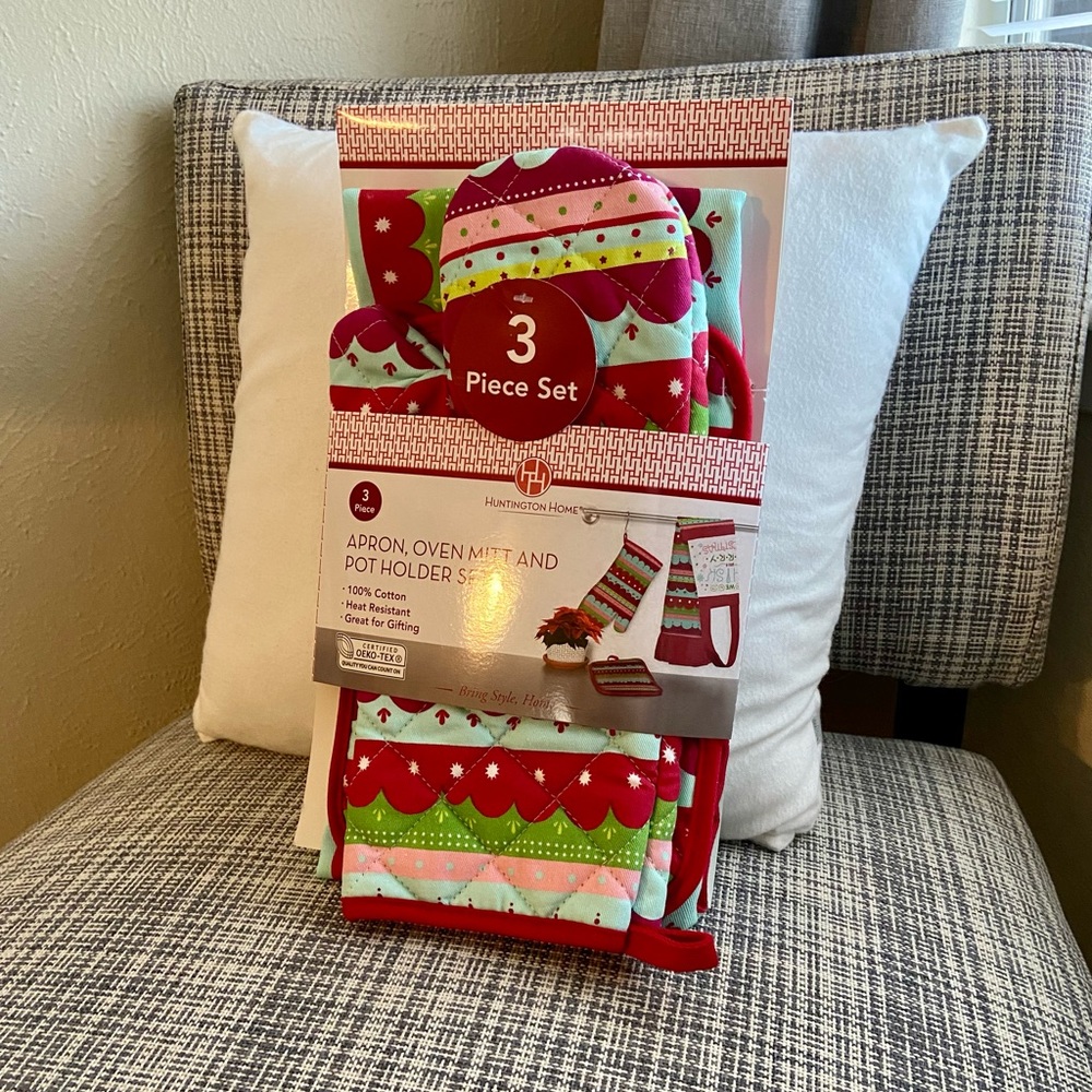 Christmas Apron, Oven Mitt, and Pot Holder Set